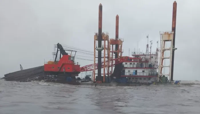 Polairud Polda Jateng Amankan Dua Kapal yang Kandas di Pantai Cipta Tanjung Emas