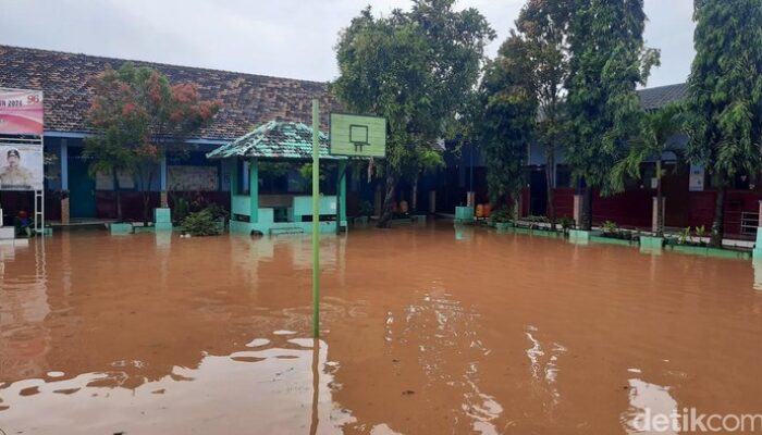 Dua SLB di Margorejo Pati Terendam Banjir, Siswa Difabel Dievakuasi