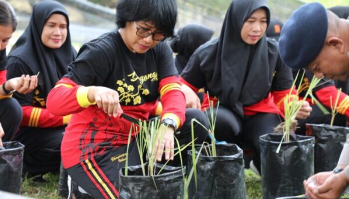 Dukung Asta Cita Presiden, Satbrimob Polda Kalteng Panen Jagung, Singkong, dan Tebar Benih Ikan