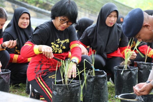 Dukung Asta Cita Presiden, Satbrimob Polda Kalteng Panen Jagung, Singkong,