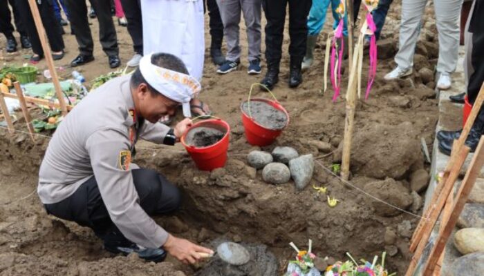 Dukung Kesehatan Masyarakat, Kapolres Jembrana Letakkan Batu Pertama Dapur Gizi