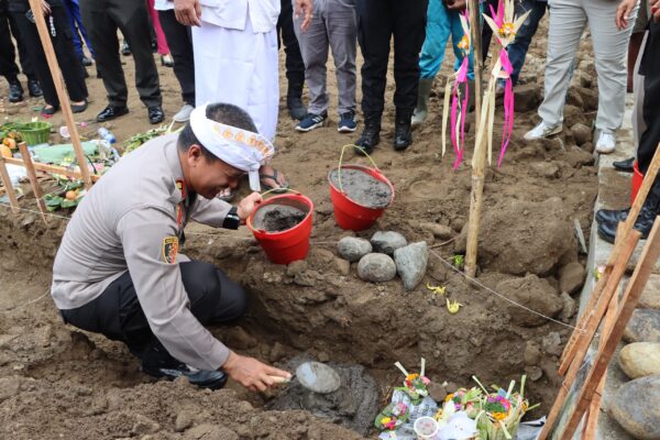 Dukung Kesehatan Masyarakat, Kapolres Jembrana Letakkan Batu Pertama Dapur Gizi