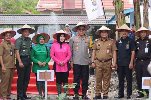 Dukung Ketahanan Pangan, Polda Kalteng Dan Bhayangkari Tebar 5000 Benih