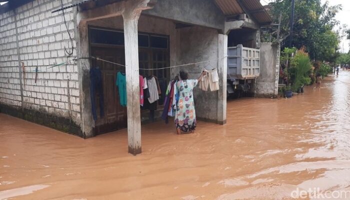 Tersumbat Sampah, Drainase Meluap dan Banjiri Gadingrejo-Pantura Pati