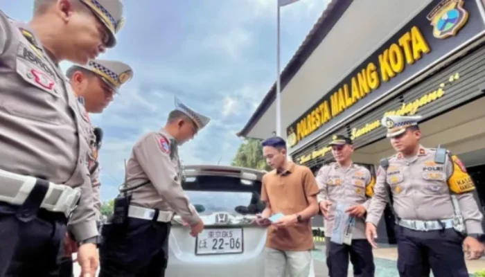 Gunakan Pelat Nomor Kanji Jepang, Mobil di Malang Kena Tilang