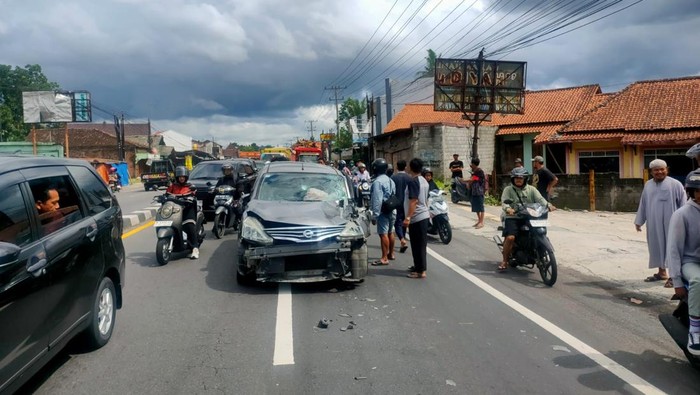 Grand Livina Menabrak Truk Di Jalan Jogja Magelang, Kecelakaan Renggut 1