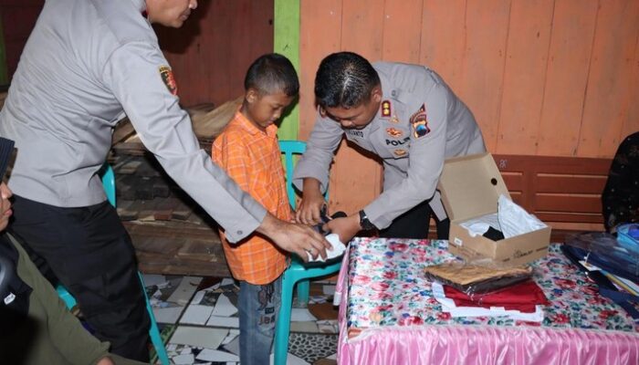 Peduli Kemanusiaan, Kapolres Grobogan Ulurkan Bantuan untuk Bocah dengan Ibu Gangguan Jiwa