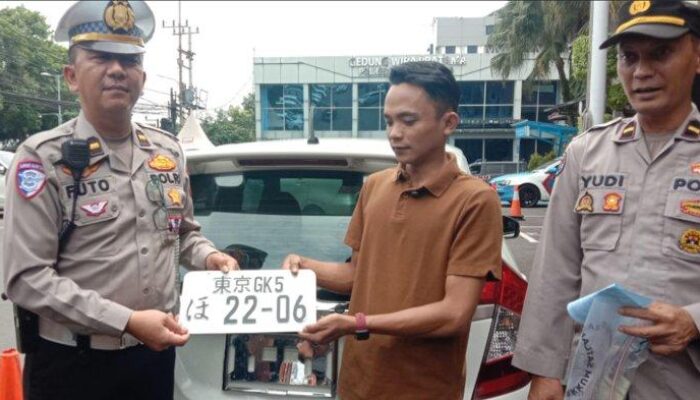 Viral! Honda Jazz di Malang Pakai Pelat Jepang, Berujung Tilang dan Permintaan Maaf