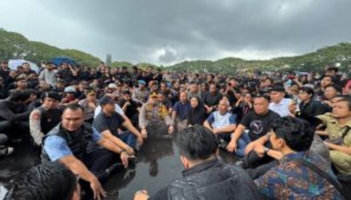 Kapolresta Malang Kota Basah Kuyup, Duduk Bersila Dengarkan Aspirasi Mahasiswa