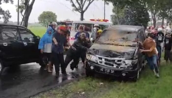 Panther Berisi Satu Keluarga Remuk Tertimpa Pohon di Karanganyar