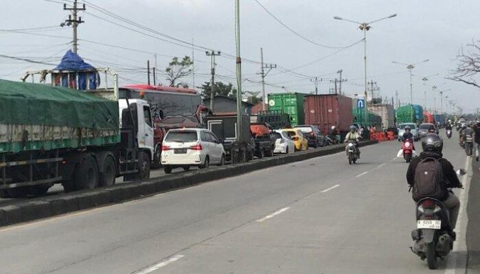 Imbas Banjir, Polisi Rekayasa Lalu Lintas di Jalan Pantura Semarang-Demak