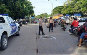 Jalan Berlubang Di Semarang Diberi Tanda Relawan, Warga Minta Perbaikan