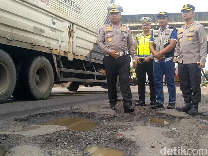 Jalan Pantura Batang Rusak Parah, Kakorlantas Lakukan Inspeksi