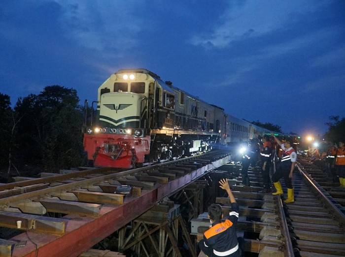 Jembatan Sementara Difungsikan, Rel Di Grobogan Yang Terendam Banjir Kembali