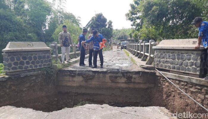 Jembatan di Pucakwangi Pati Ambrol, Truk Gabah Sempat Tersangkut