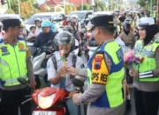 Kampanye Unik! Polisi Jepara Bagikan Cokelat Untuk Tingkatkan Keselamatan Berkendara