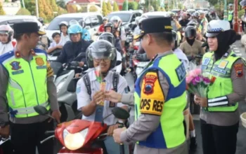 Kampanye Unik! Polisi Jepara Bagikan Cokelat Untuk Tingkatkan Keselamatan Berkendara