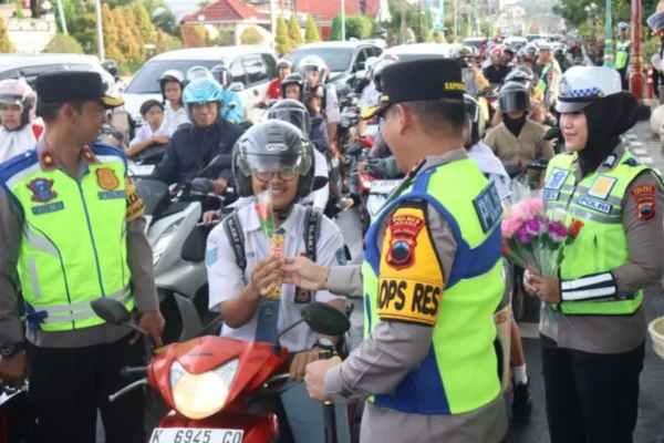 Kampanye Unik! Polisi Jepara Bagikan Cokelat Untuk Tingkatkan Keselamatan Berkendara