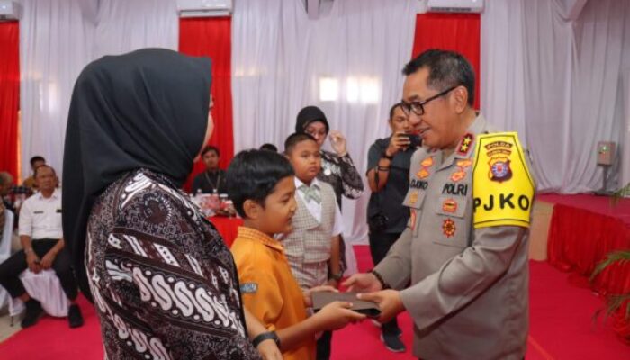 Kapolda Kalteng Berikan Santunan Dan Motivasi Kepada Keluarga Personel Polres Kobar Yang Meninggal Dunia