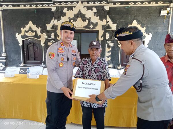 Kapolres Jembrana Bantu Warga Pulukan Lewat Program Minggu Kasih