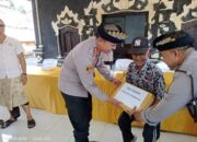 Kapolres Jembrana Serahkan Bantuan Di Pulukan Dalam Kegiatan Minggu Kasih