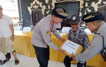 Kapolres Jembrana Serahkan Bantuan Di Pulukan Dalam Kegiatan Minggu Kasih