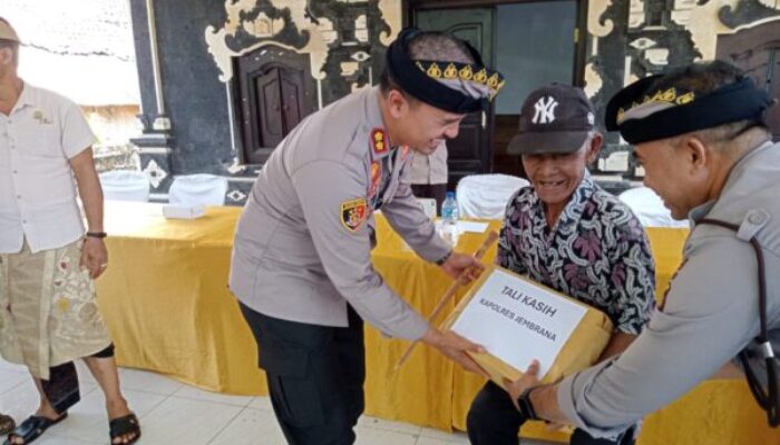 Kapolres Jembrana Serahkan Bantuan di Pulukan dalam Kegiatan Minggu Kasih