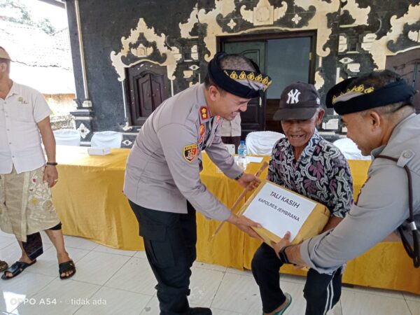 Kapolres Jembrana Serahkan Bantuan Di Pulukan Dalam Kegiatan Minggu Kasih