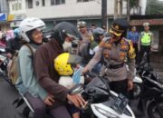 Dukung Keselamatan Berkendara, Kapolres Semarang Bagikan Helm dalam Operasi Simpatik