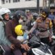 Kapolres Semarang Gelar Aksi Peduli Dengan Bagikan Helm Di Operasi