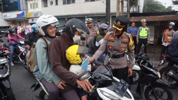 Kapolres Semarang Gelar Aksi Peduli Dengan Bagikan Helm Di Operasi