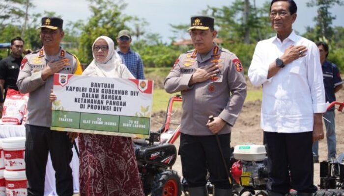 Kapolri dan Sri Sultan HB X Tanam Jagung Bersama di Yogyakarta