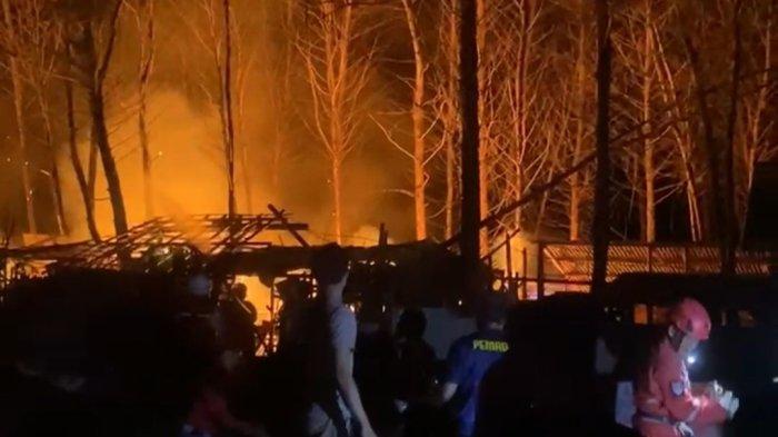 Kebakaran Hebat Di Pantai Kemiren Cilacap, Dua Warung Ludes, Rugi