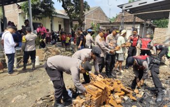 Kebakaran Di Demak, Polisi Bergerak Cepat Bantu Warga Terdampak