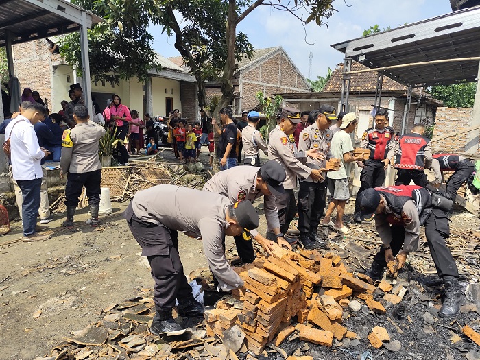 Kebakaran Di Demak, Polisi Bergerak Cepat Bantu Warga Terdampak