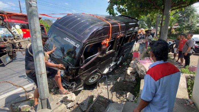 Kecelakaan Elf Di Semarang, Kendaraan Tabrak Pagar Rumah Akibat Ban