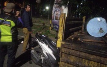 Kecelakaan Mengerikan Di Malang, Pemuda Hantam Truk Berhenti Hingga Motor