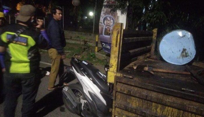 Pemuda Luka Parah Usai Tabrak Truk Berhenti di Malang, Motor Tertancap