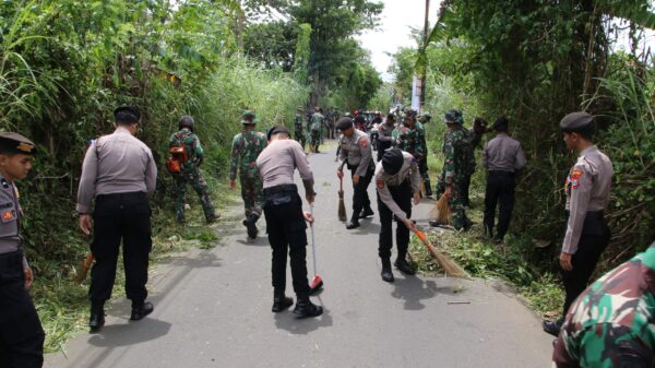 Kompak Di Lapangan, Tni Polri Laksanakan Karya Bakti Bersama