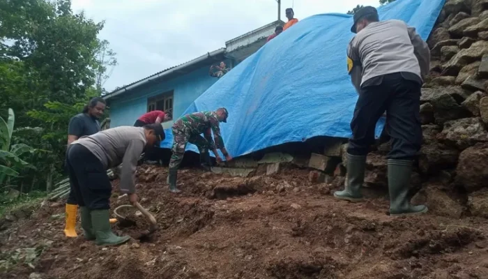 Longsor di Batuwarno Wonogiri, Kepolisian Sigap Salurkan Bantuan