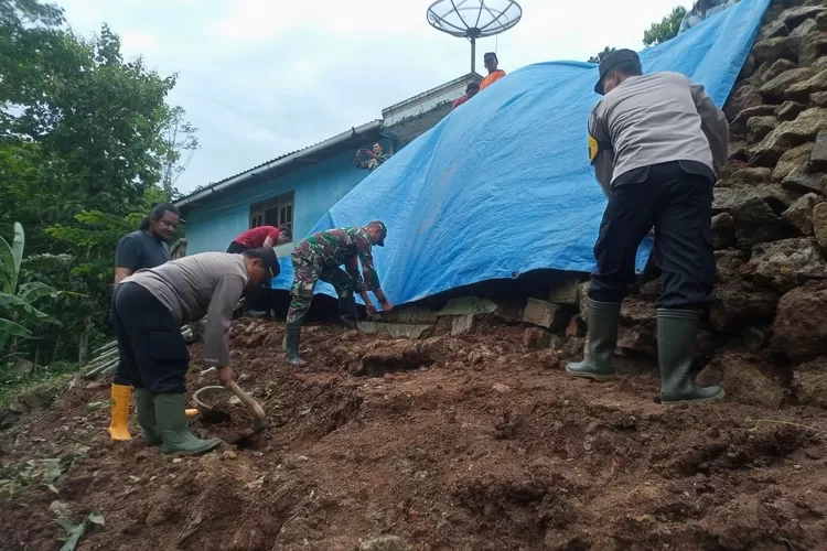 Longsor Di Batuwarno Wonogiri, Kepolisian Sigap Salurkan Bantuan