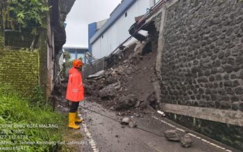 Longsor Di Polinema, Plengsengan Ambrol Tutup Akses Jalan Alternatif