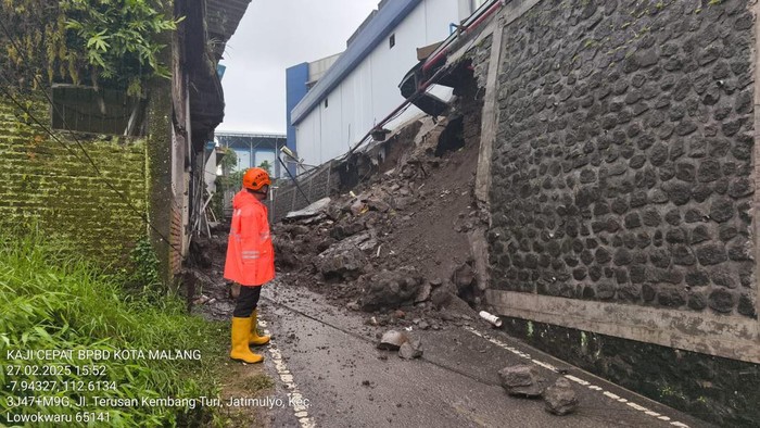 Longsor Di Polinema, Plengsengan Ambrol Tutup Akses Jalan Alternatif