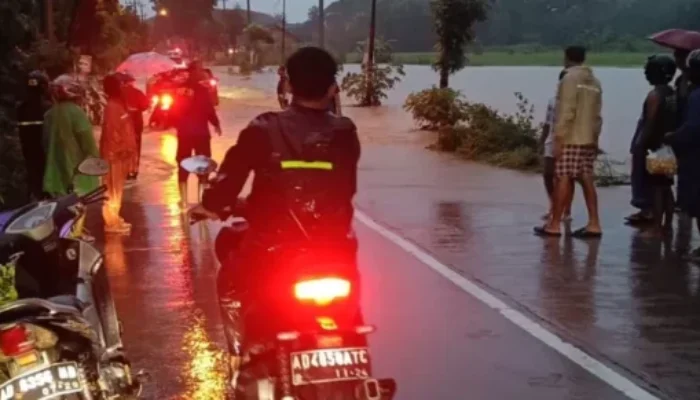 Luapan Air di Nguter Sukoharjo Putuskan Akses Jalan ke Wonogiri