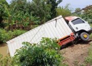 Truk Kontainer Masuk Sungai di Grobogan, Proses Evakuasi Terganggu Medan Sulit