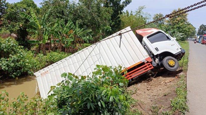 Medan Berat Hambat Evakuasi Truk Kontainer Yang Terperosok Ke Sungai