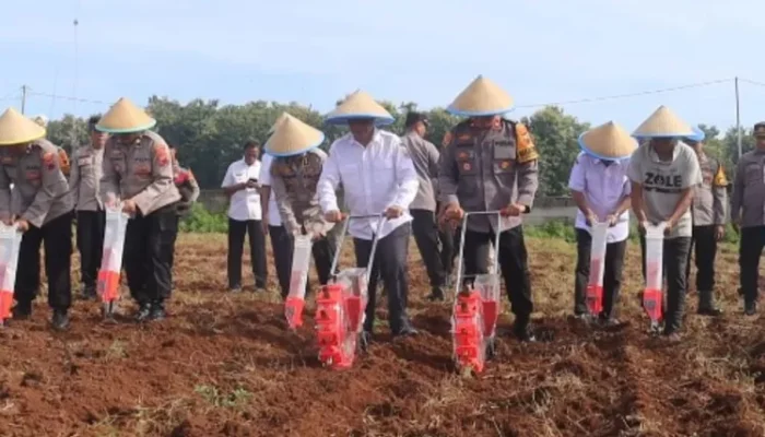 Mendukung Ketahanan Pangan, Polres Pemalang Tanam Jagung di Lahan Tidur