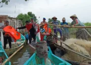 Menghadapi Gelombang Tinggi, Nelayan Kecil Dapat Jaket Pelampung Dari Satpolairud