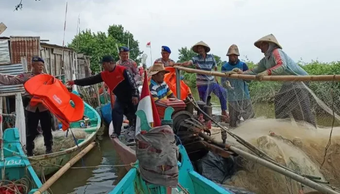 Antisipasi Gelombang Tinggi, Satpolairud Bagikan Jaket Pelampung ke Nelayan Kecil