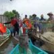 Menghadapi Gelombang Tinggi, Nelayan Kecil Dapat Jaket Pelampung Dari Satpolairud